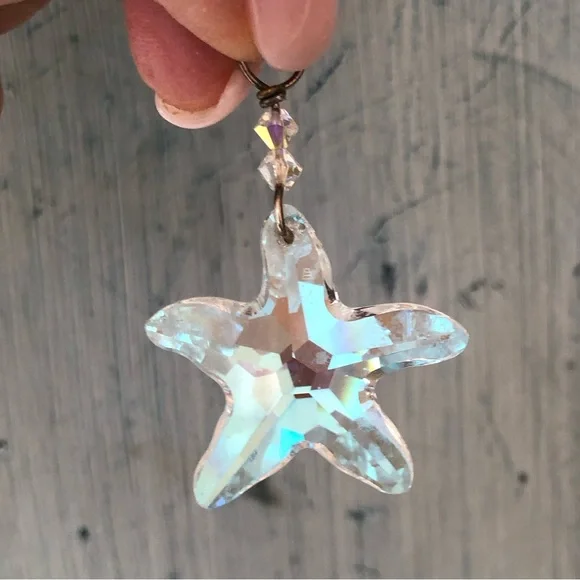 Pretty little crystal starfish charm with silver wire & hook and 2 crystal beads - Picture 8 of 10